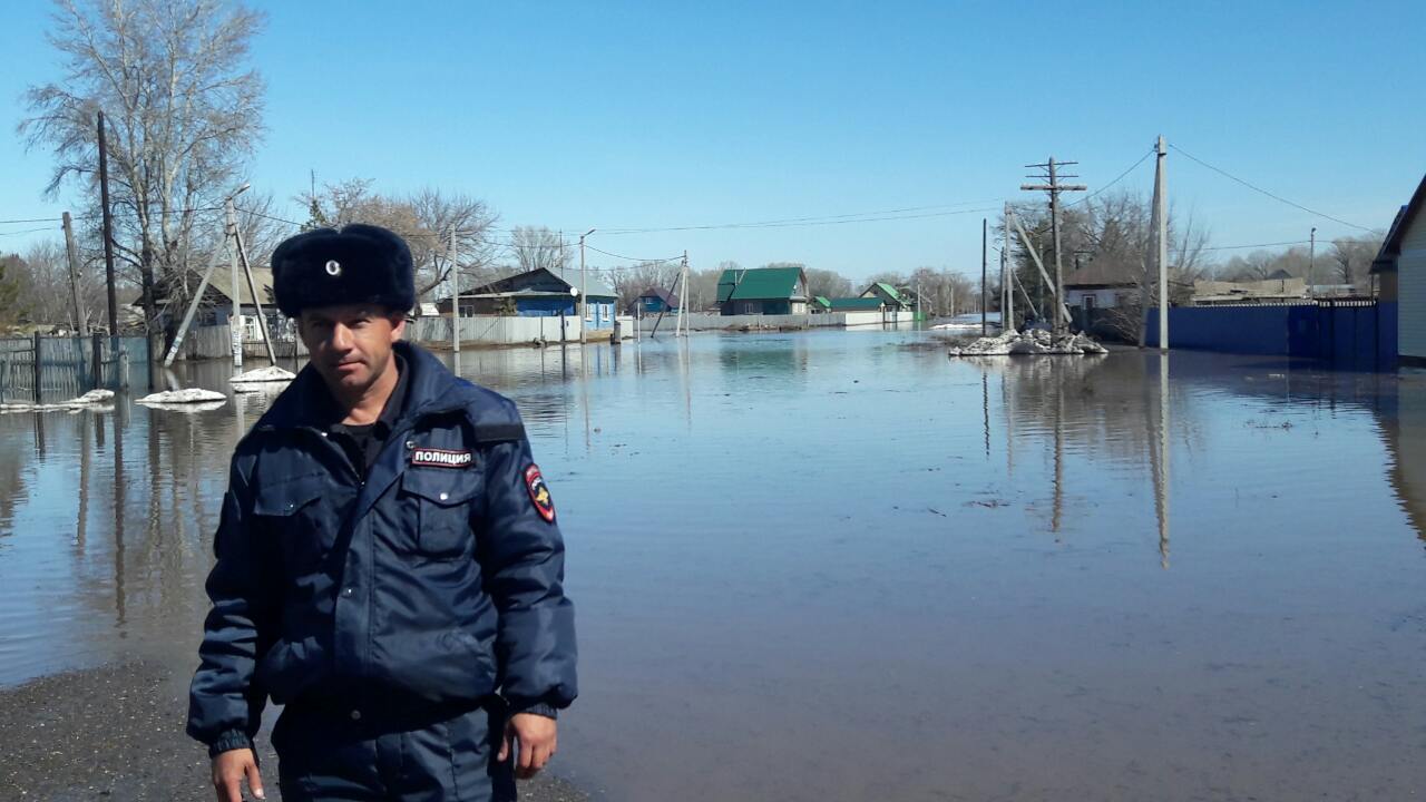 Краснохолм. Наводнение полиция. Краснохолм полиция. Село Краснохолм полиция. Участковый с Краснохолм г Оренбург.