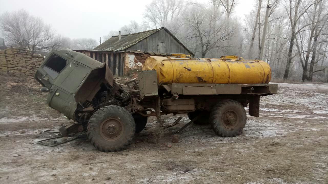 Молоковоз наехал на жилой дом