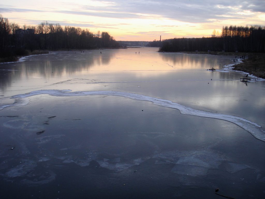 Тонкий лед на водоемах