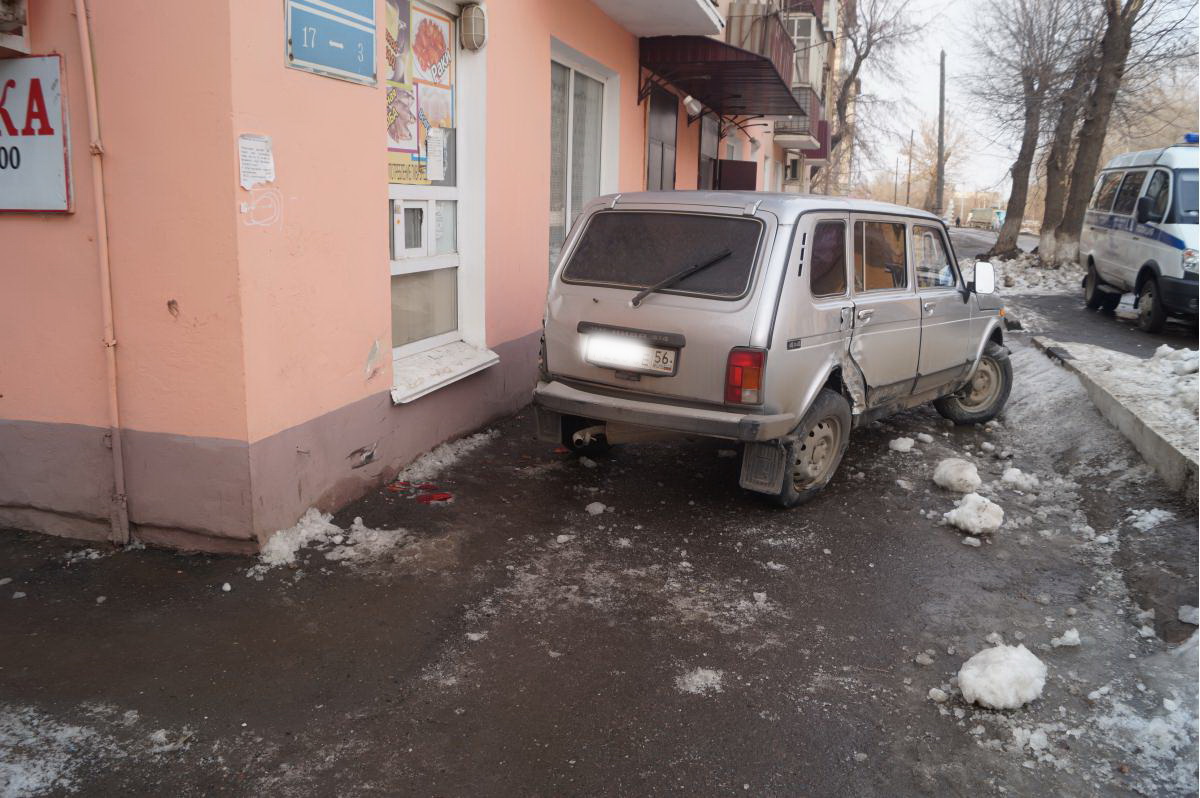 Оренбургская нива. Тротуар в Оренбурге. В Оренбурге Нива сбила человека. Нива пешеход депутат.