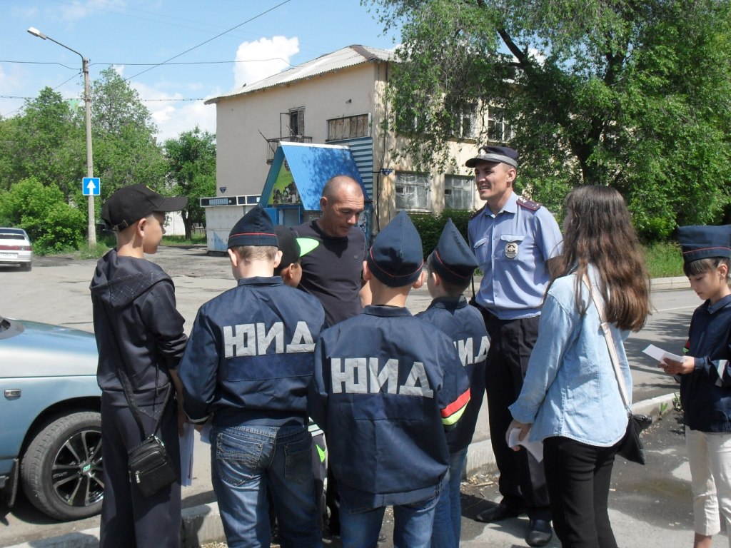 Город гаи. ДПС город Гай. Сотрудники ГИБДД Новоорского района. ДПС И Участковый. Молодые инспекторы ГАИ.