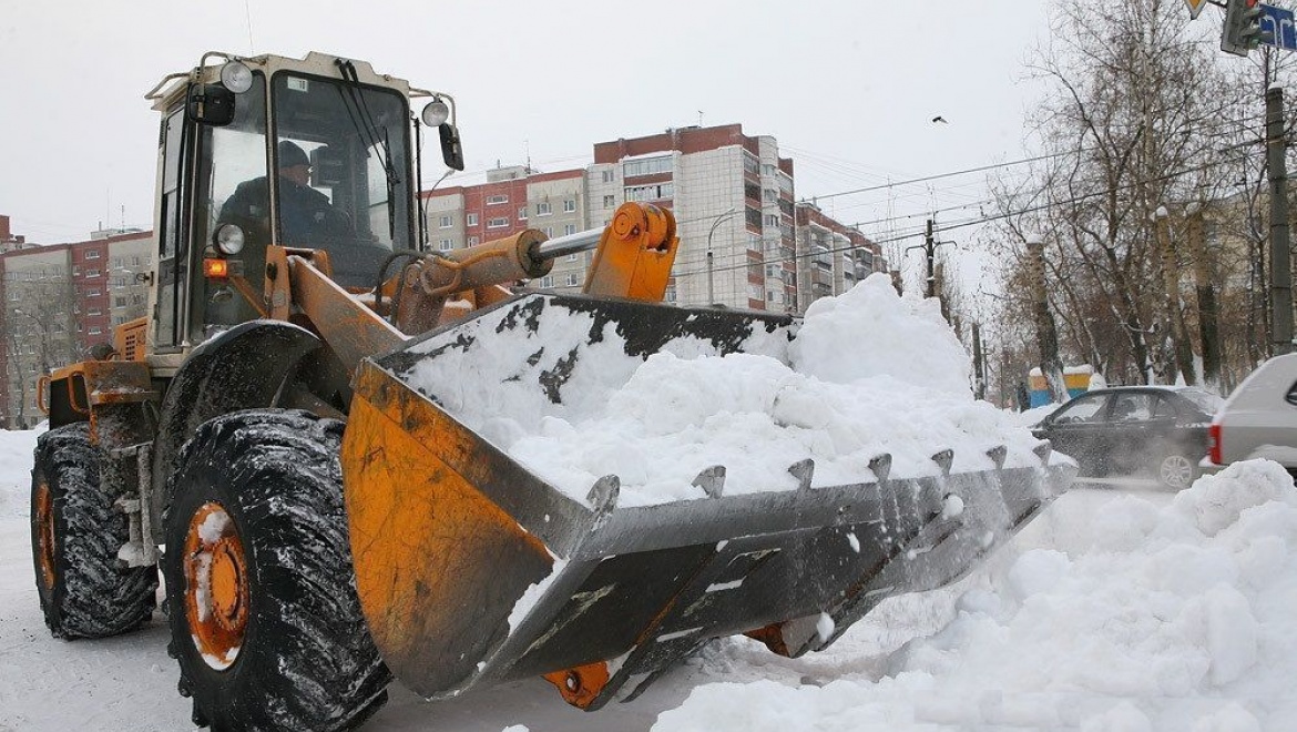 В Оренбурге продолжается уборка снега