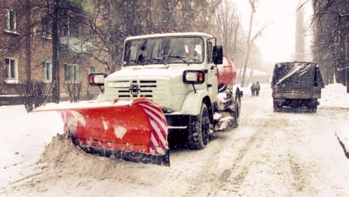 На дорогах города работает 34 снегоуборщика