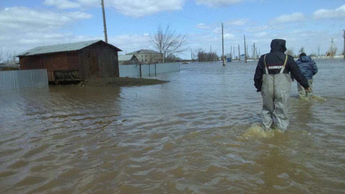 Полиция круглосуточно дежурит в затопленном Светлинском районе