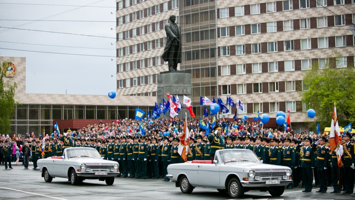 Победа в оренбурге. 9 Мая Оренбург. День Победы Оренбург. 9 Мая Оренбург площадь Победы. Парад 9 мая город Оренбург.