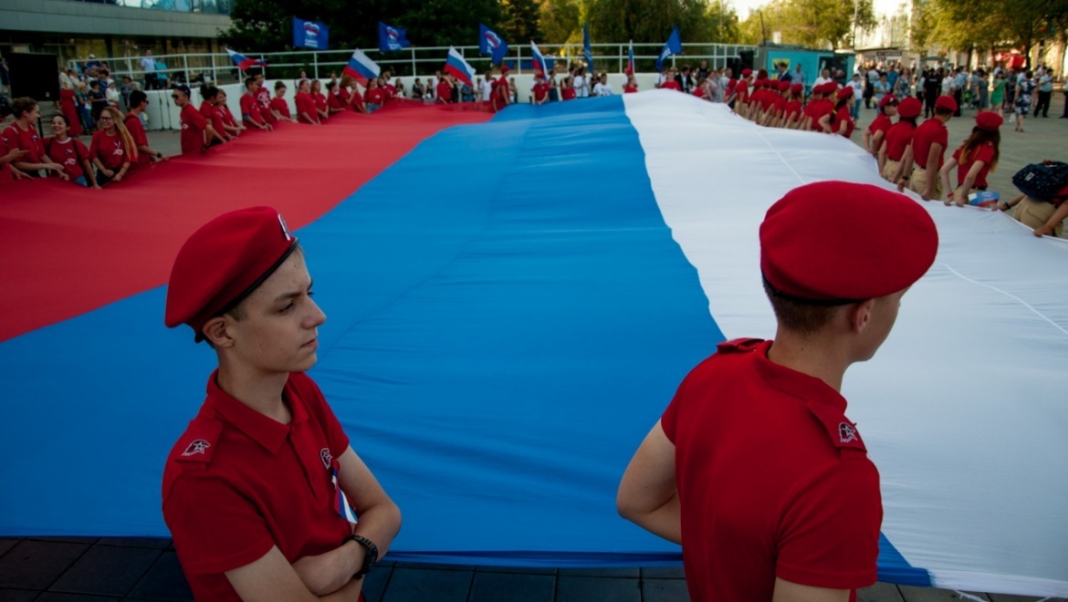 Оренбуржцы масштабно отметили День государственного флага