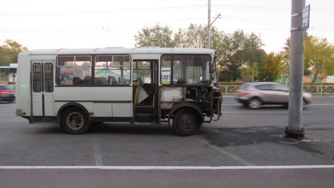 Водитель автобуса отвлекся на пассажиров и врезался в столб