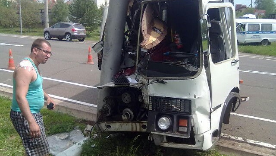 Пассажирский автобус попал в аварию, пассажиры госпитализированы